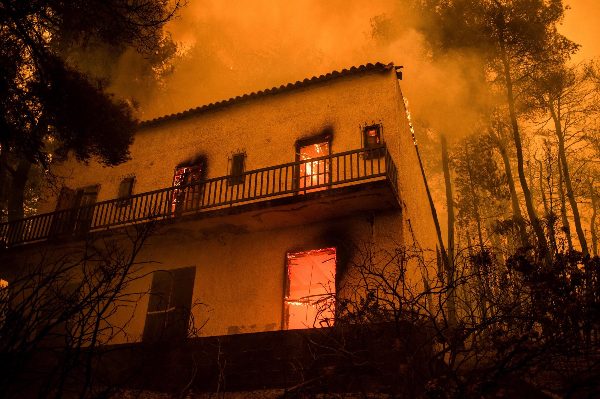 Grèce: les pompiers livrent leur 7e jour de bataille contre le brasier de l'île d'Eubée (en images)