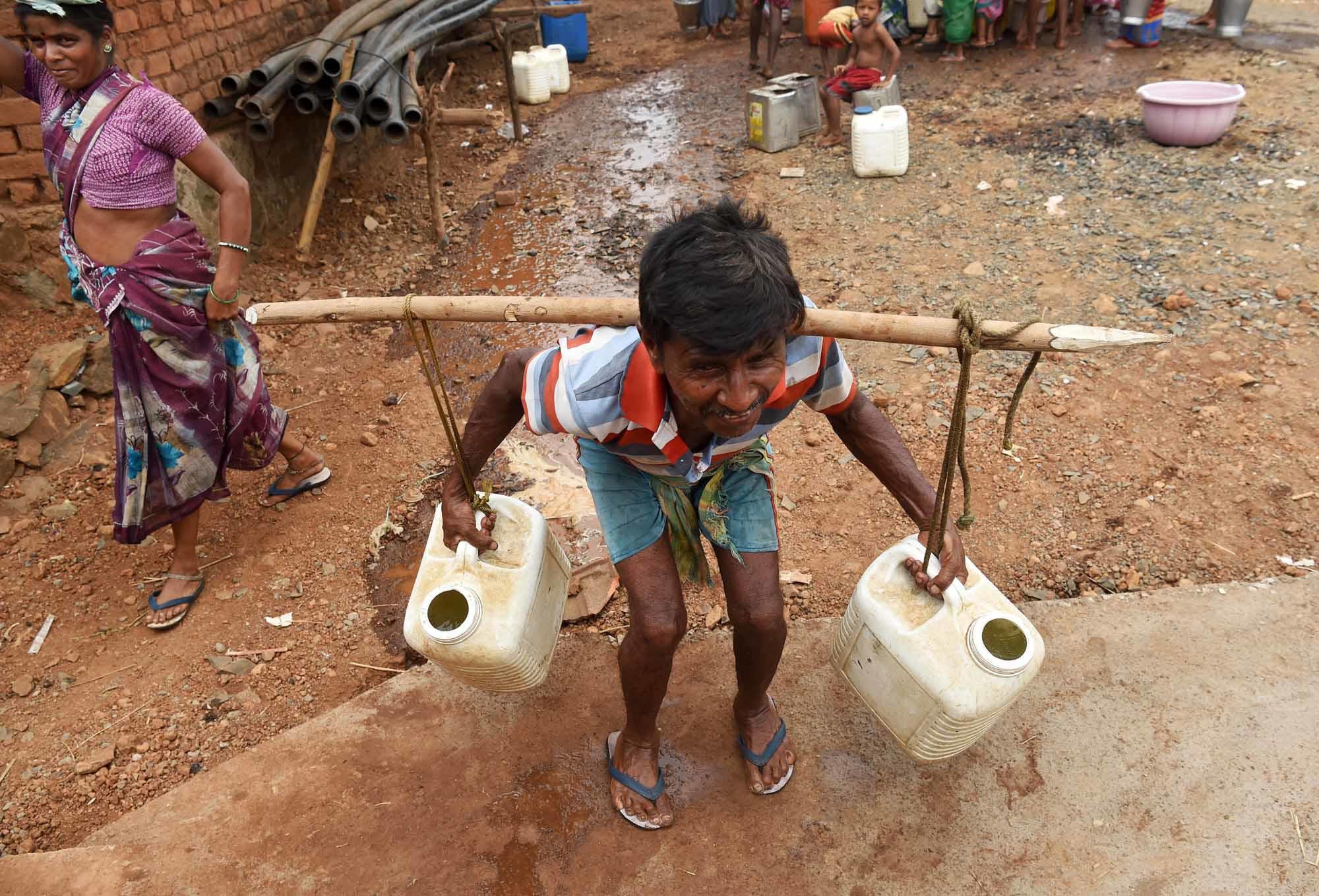 Dans la sécheresse d'Inde, le ballet des camions-citernes d'eau (en images)