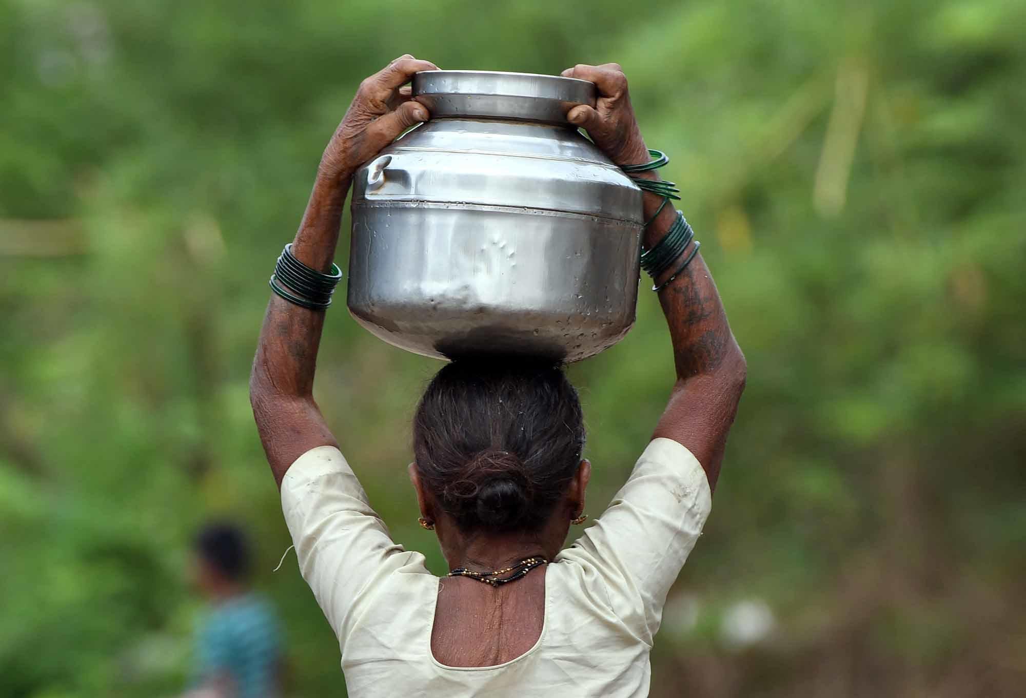 Dans la sécheresse d'Inde, le ballet des camions-citernes d'eau (en images)