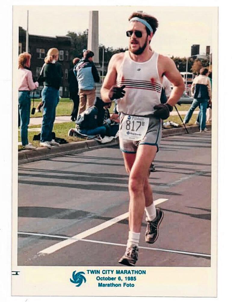 Tim Zoerb lors du Marathon des Twin Cities de 1985et  également membre du Charters Club,  regroupant les coureurs ayant participé  à toutes les courses depuis le début  de l'événement en 1982.