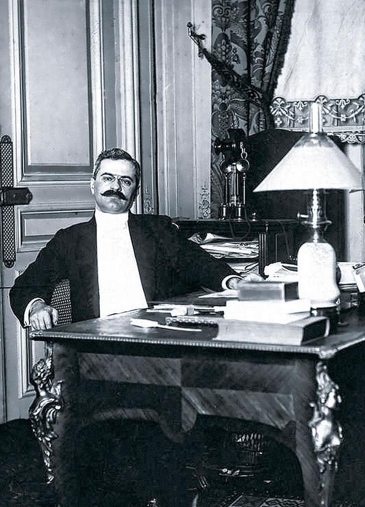 Gaston Calmette, le rédacteur en chef du Figaro, eut en sa possession des copies de lettres d'amour qui attestaient de la relation amoureuse qu'entretenaient Henriette Raynouard et Joseph Caillaux alors que celui-ci n'avait pas encore obtenu le divorce de sa première épouse.
