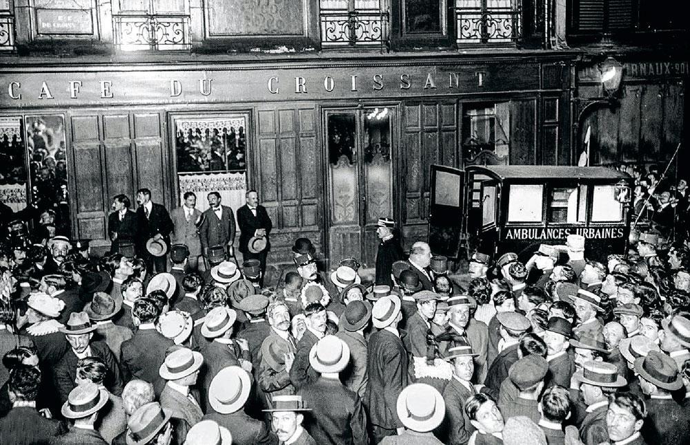Une foule immense se précipita devant le café du quartier Montmartre où, quelques minutes plus tôt, Jean Jaurès fut assassiné par Raoul Villain, un extrémiste de droite.