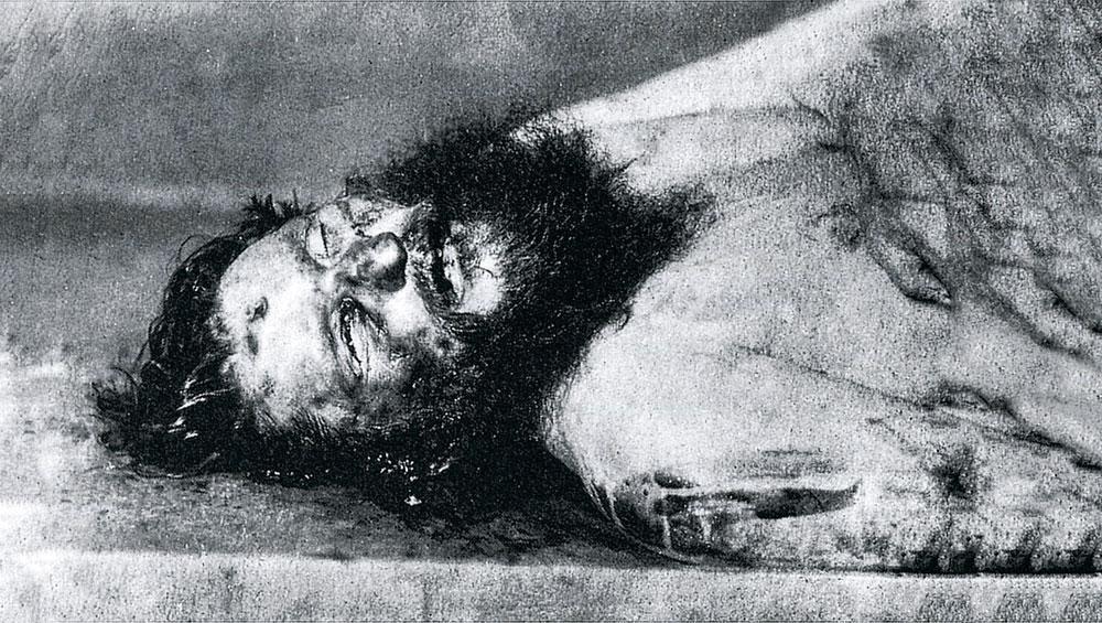 Fin 1916, un cousin par alliance du tsar décida d'éliminer Raspoutine. Ce qui s'avéra fort difficile. Finalement, le moine fut jeté pour mort dans l'eau glacée de la Neva. Photo de Raspoutine sur la table d'autopsie.