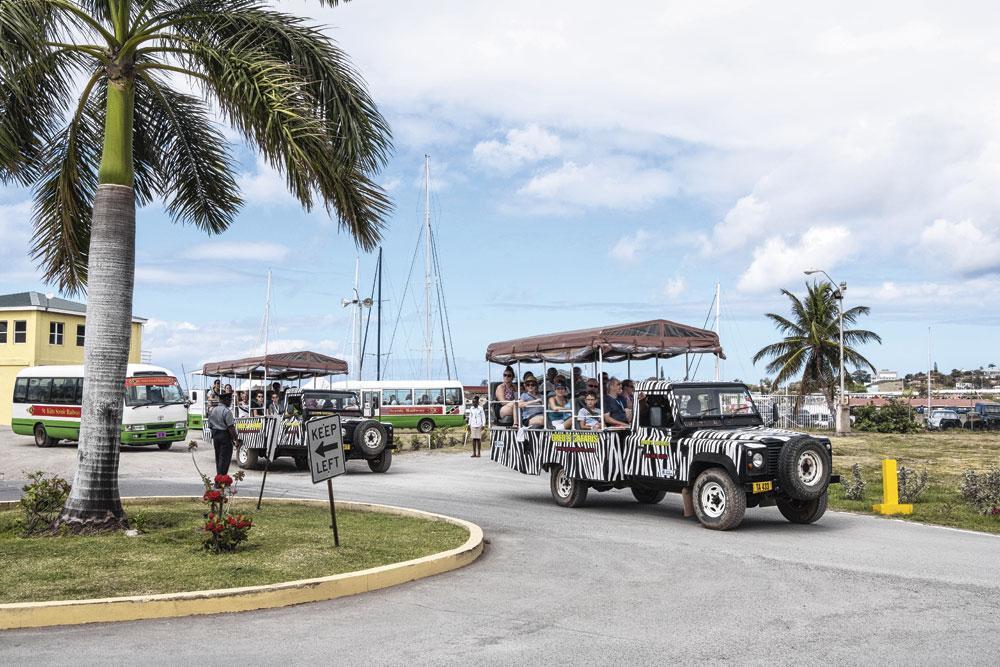 A Saint Kitts, des Jeeps et minibus attendent les passagers. Ils gagneront les plages désertes pour se retrouver une fois de plus ensemble.