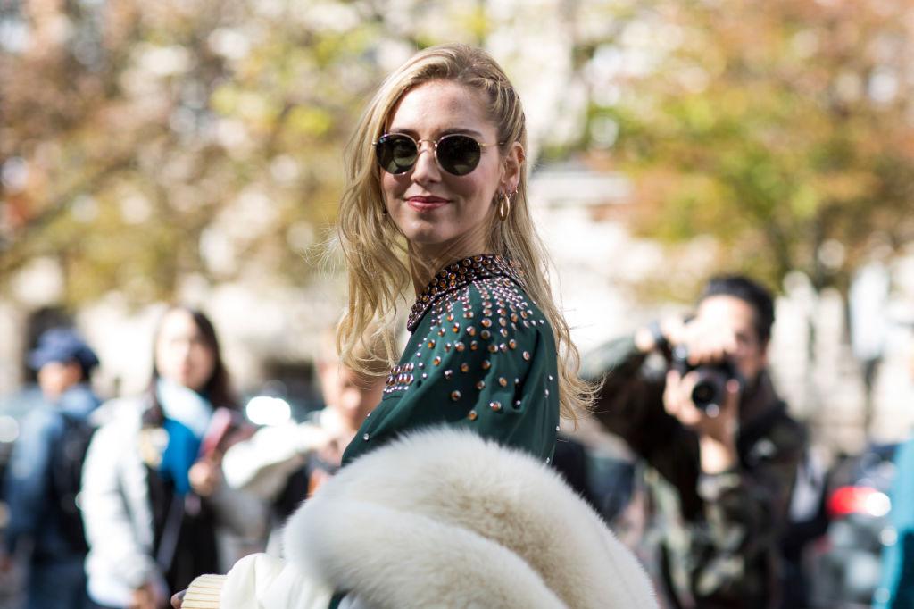 Influencer Chiara Ferragni op straat tijdens de Paris Fashion Week