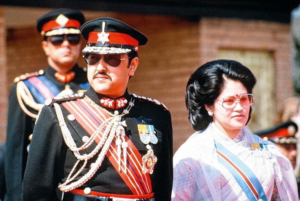 Le roi du Népal Birendra, son épouse Aishwarya et, en arrière-plan, son fils ainé Dipendra. Le prince héritier assassina en 2001 son père, sa mère et six autres membres de sa famille avant de tenter de se suicider.