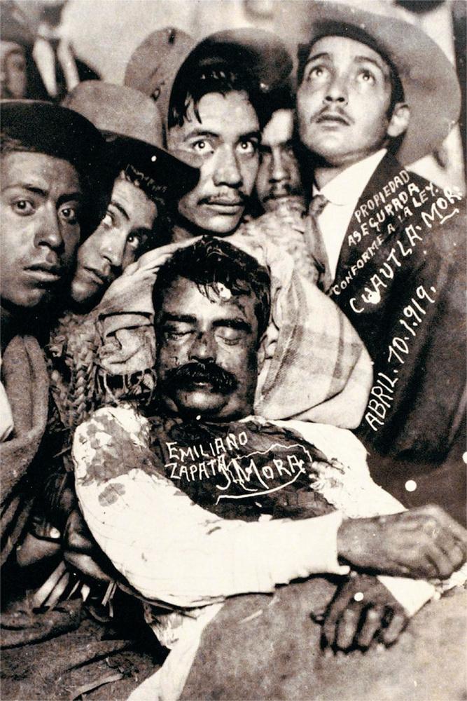 La dépouille d'Emilio Zapata exposée à Cuautla en avril 1919. Zapata a été assassiné par balle par un soldat qui en avait reçu l'ordre du président Carranza.