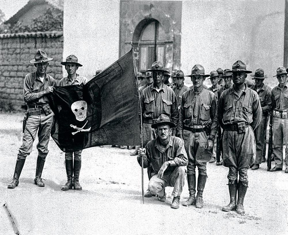 La situation chaotique du Nicaragua était telle que les Américains ont jugé une présence militaire nécessaire jusqu'en 1933. Ici, quelques Marines tiennent un drapeau qu'ils ont ravi aux guérilleros sandinistes.