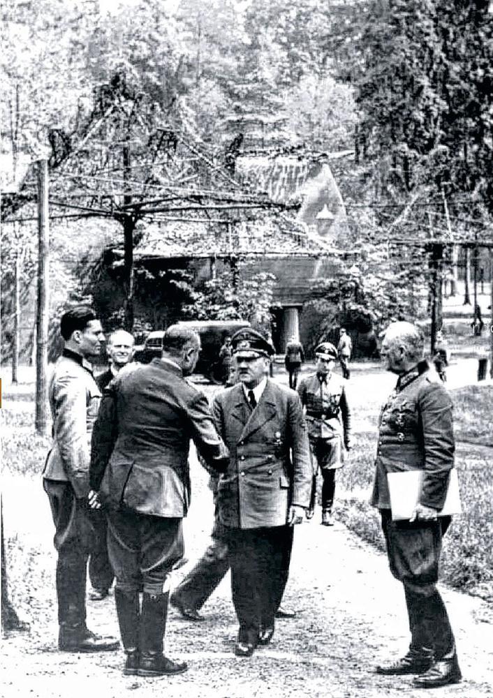 Le 15 juillet 1944, Adolf Hitler reçoit le haut commandement de son armée dans sa Wolfsschanze (La Tanière du loup), son quartier général de Rastenburg. A l'extrême gauche, on distingue le comte Claus Schenk von Stauffenberg, le cerveau de l'opération Walkyrie destinée à liquider Hitler.