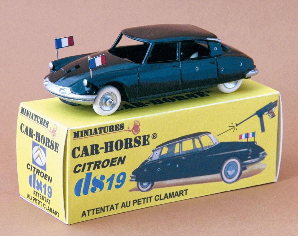 Une version miniature de la Citroën présidentielle qui a été prise sous le feu du commando de l'OAS le 22 août 1962. Alors que quatorze impacts ont été dénombrés, de Gaulle, son épouse et son beau-fils s'en sortent avec plus de peur que de mal.