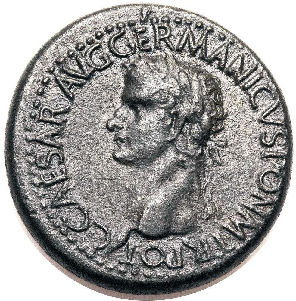 Pièces romaines figurant le portrait de Caligula (à gauche) et l'empereur en toge qui salue cinq membres de sa garde. Le comportement de Caligula devint si imprévisible que la garde prétorienne décida finalement de l'éliminer.