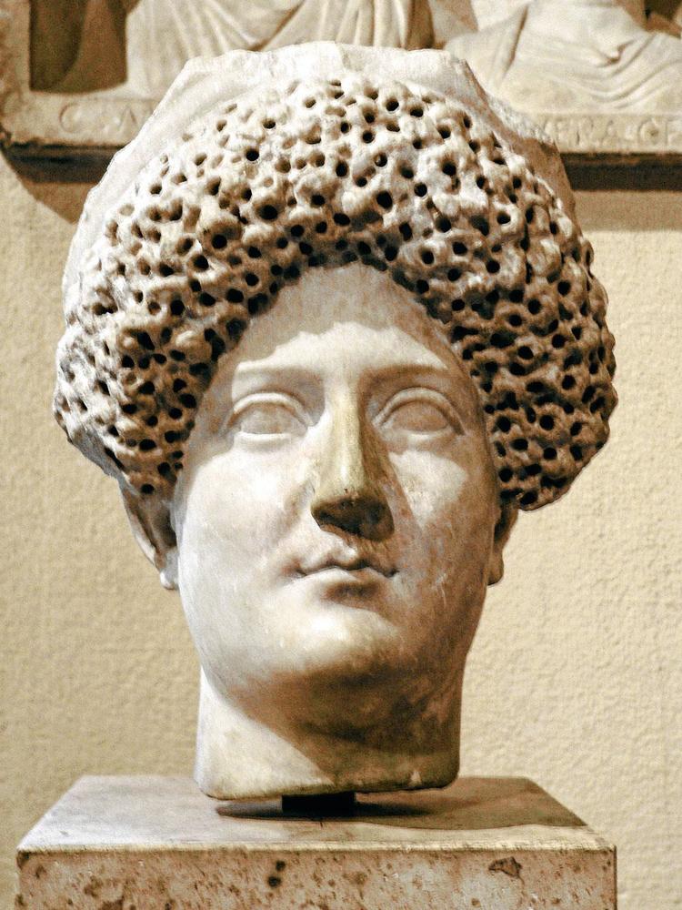 Tête en marbre de Domitilla (90 ap. J.-C.). L'impératrice romaine se rallia au groupe de conspirateurs qui avaient pourtant assassiné son mari.
