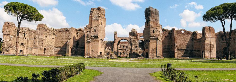 Les Thermes de Caracalla s'étendent sur 11 ha. La construction débuta sous Septime Sévère mais fut achevée, en 216, par son fils qui donna son nom au complexe. L'ensemble pouvait accueillir jusqu'à 2 500 personnes dont près de 1 600 pouvaient prendre place dans les bains.