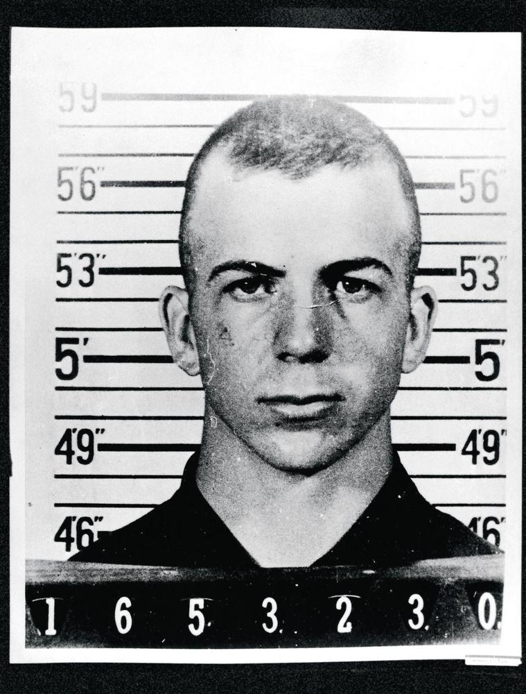 Lee Harvey Oswald (1939 - 1963). A 17 ans, il est admis chez les Marines. Ci-contre, photo militaire.