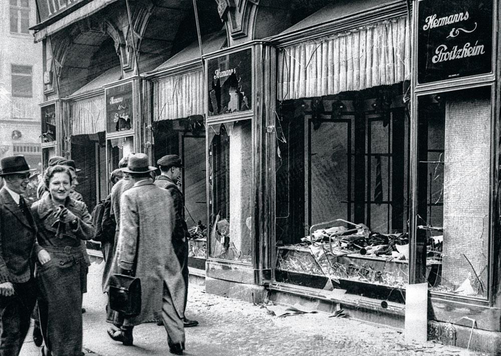 Durant la nuit de Cristal, du 9 au 10 novembre 1938, les nazis ont organisé un véritable pogrom, détruisant par le feu 267 synagogues et dévastant 7 500 entreprises et magasins détenus par des Juifs.