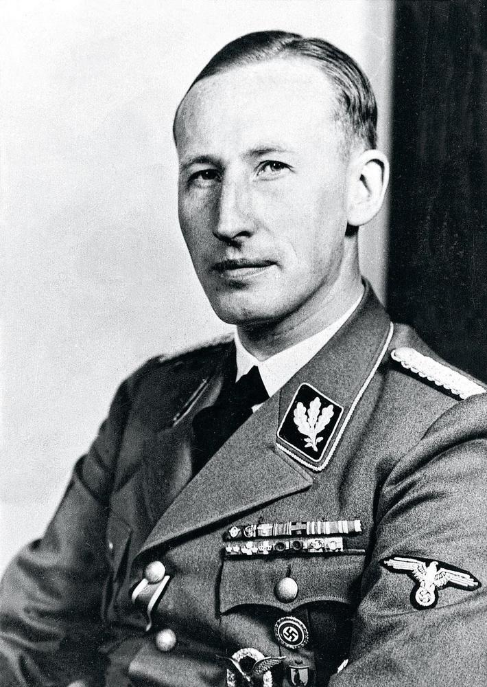 Reinhard Heydrich, un commandant SS particulièrement cruel, a instauré un régime de terreur sur la Bohême-Moravie dont il avait été nommé Reichsprotektor par Hitler. Le gouvernement tchèque en exil à Londres a décidé de l'éliminer et a envoyé deux de ses agents pour accomplir cette mission extrêmement périlleuse.