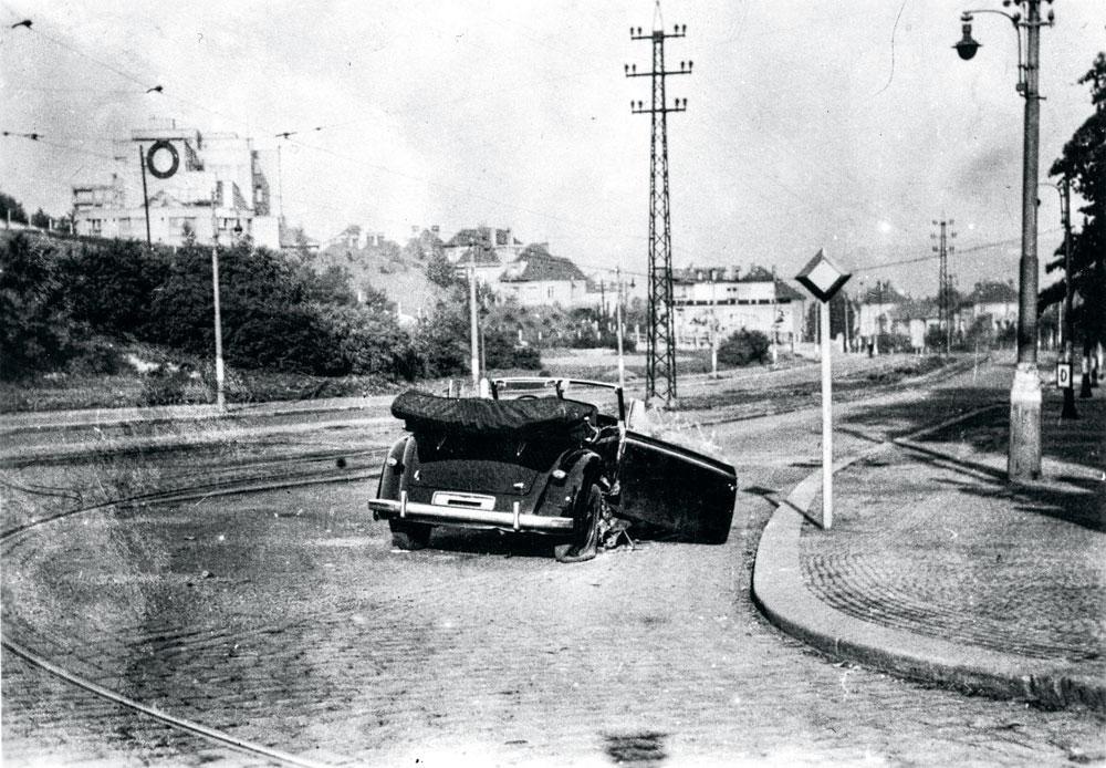 La voiture de Heydrich après l'attentat à la bombe du 27 mai 1942. De prime abord, Heydrich semblait indemne et a même poursuivi les assaillants à coups de feu. Mais l'officier SS était bel et bien touché au dos par un éclat de l'engin explosif. Il est mort cinq jours plus tard.