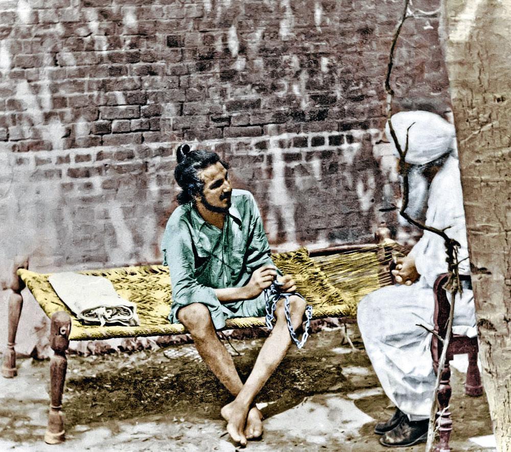 De sa prison, Bhagat Singh s'efforce d'obtenir l'égalité des droits entre Indiens et Britanniques en faisant la grève de la faim. Reconnu responsable de la mort du commissaire Saunders, il est finalement condamné à la pendaison.