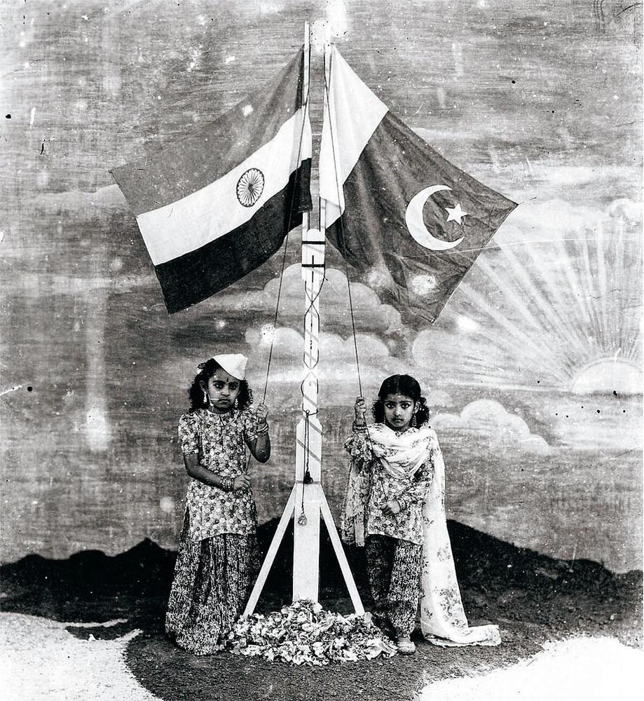 Après la Seconde Guerre mondiale, les Britanniques finissent par se rendre compte qu'ils doivent affranchir le peuple indien. Deux nations naissent alors, le Pakistan pour les musulmans (drapeau de droite) et l'Inde pour les hindous.