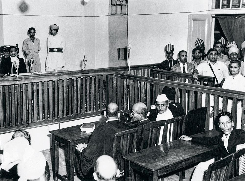 Procès de Nathuram Godse (à droite, derrière la balustrade). Condamné pour l'assassinat du Mahatma Gandhi, il est pendu le 15 novembre 1949.