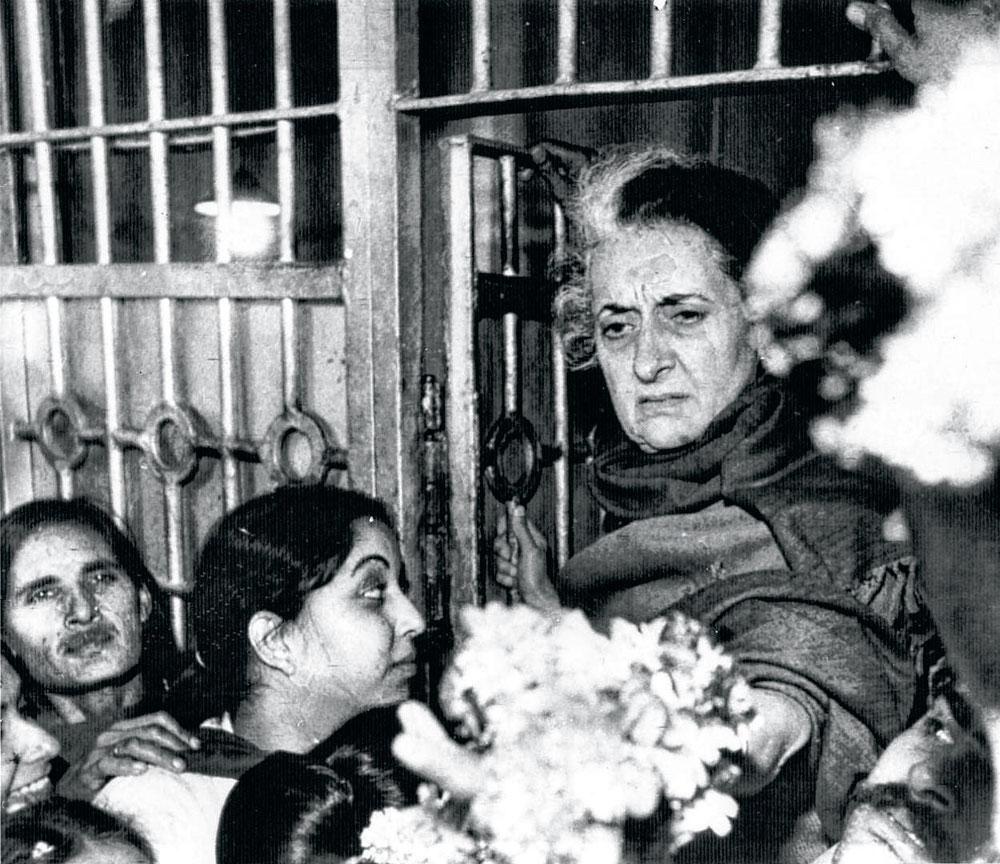 En 1977, Indira Gandhi, Premier ministre depuis 1966, sombre non seulement dans l'opposition mais également en prison. Après une semaine de protestations et de grèves, elle est finalement libérée.