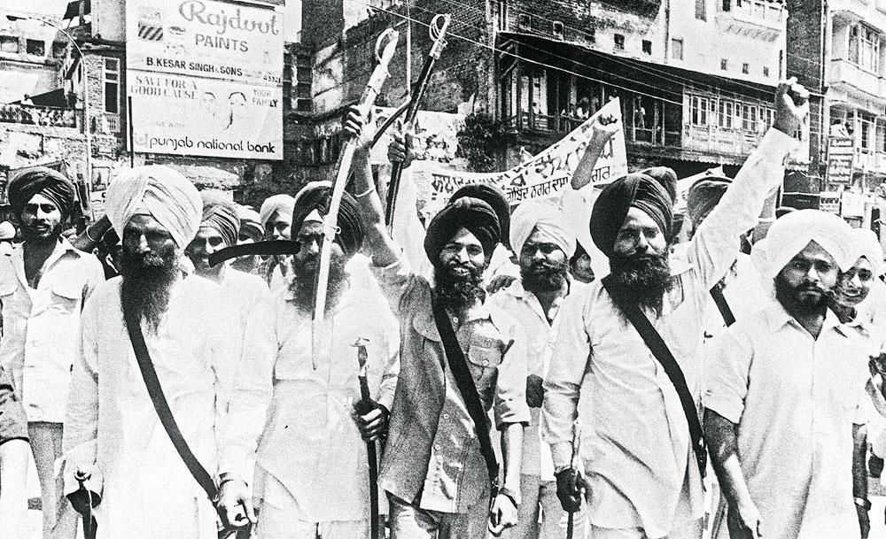 En juin 1984, Gandhi ordonne l'attaque de l'édifice le plus sacré du sikhisme, le Temple d'Or d'Amritsar, où étaient rassemblés des centaines de sikhs. A peine quatre mois après ce véritable bain de sang, deux soldats d'élite de sa garde sikhe le crible de balles.