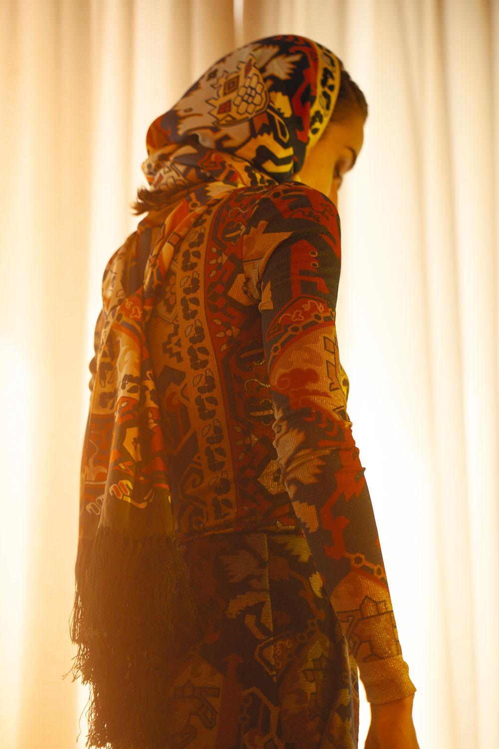 Rolkraagtrui in bedrukte zijdejersey, wollen rok met print  en zijden sjaal, Acne Studios.