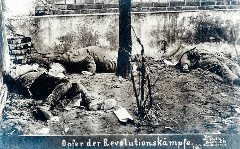 Le sacrifice de la révolution : des spartakistes exécutés à Berlin. Liebknecht tenta, début 1919, avec la Ligue spartakiste une révolution contre la république de Weimar. Il ne parvint jamais à mettre en péril le gouvernement en place.