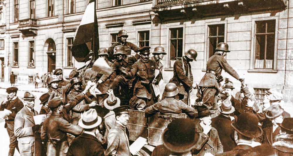 Les partisans de Kapp avec des drapeaux noir-blanc-rouge de l'empire allemand et des casques militaires arborant des croix gammées distribuent des tracts à Berlin le 13 mars 1920.