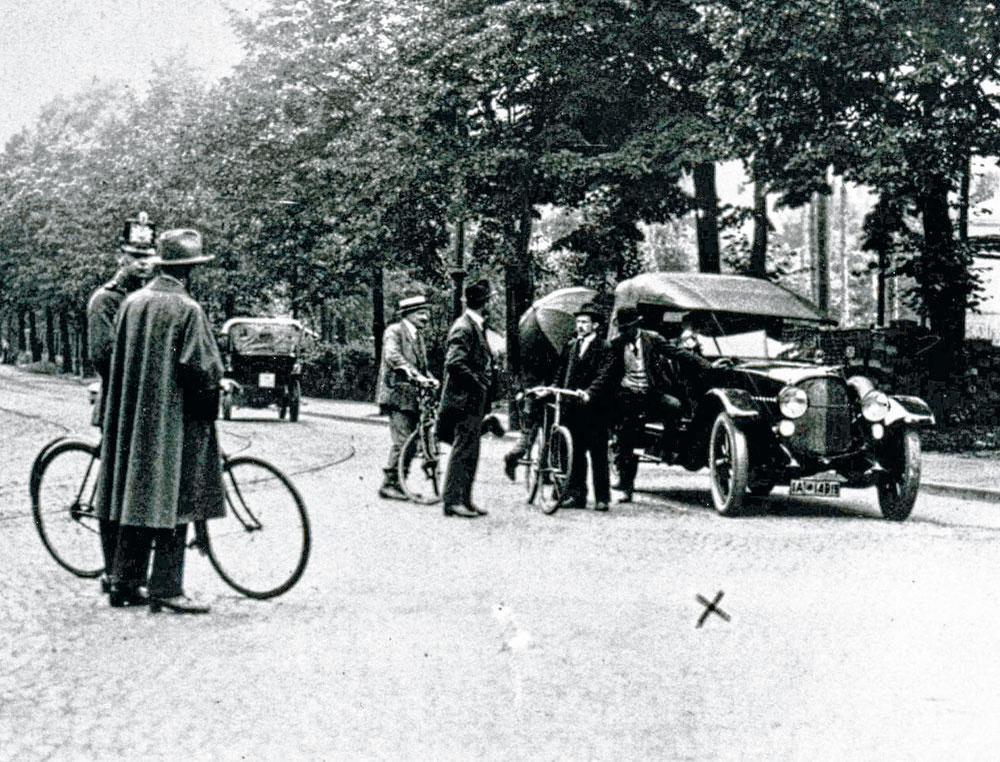 Rathenau fut assassiné durant son déplacement quotidien qui le menait de sa maison du quartier de Berlin-Grünewald au ministère des affaires étrangères de la Wilhemstrasse dans le centre historique de la capitale.