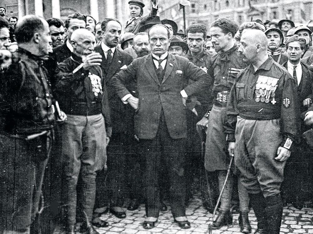 La photo montre un Benito Mussolini au regard dur lors de la marche sur Rome en 1922. Bien que cette initiative pour prendre le pouvoir ressemblait plus à une farce, le roi d'Italie appela Mussolini à former le gouvernement.