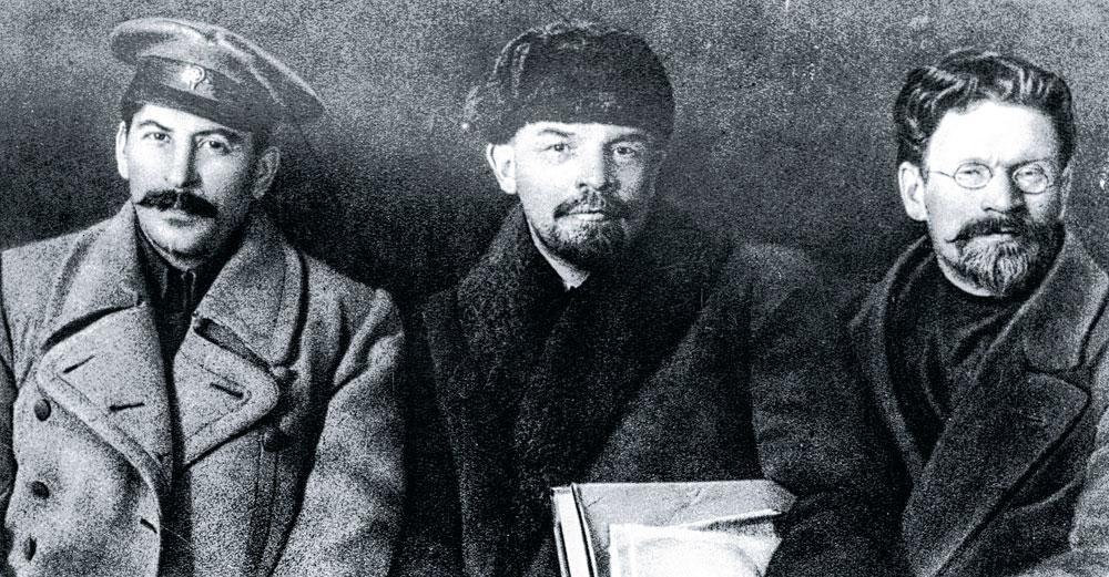 Exceptionnel cliché de 1919 où posent les révolutionnaires bolcheviques Joseph Staline, Vladimir Lénine et Léon Trotski (à droite). La mort de Lénine en 1924, déclencha une lutte pour le pouvoir dont Staline sortit vainqueur.