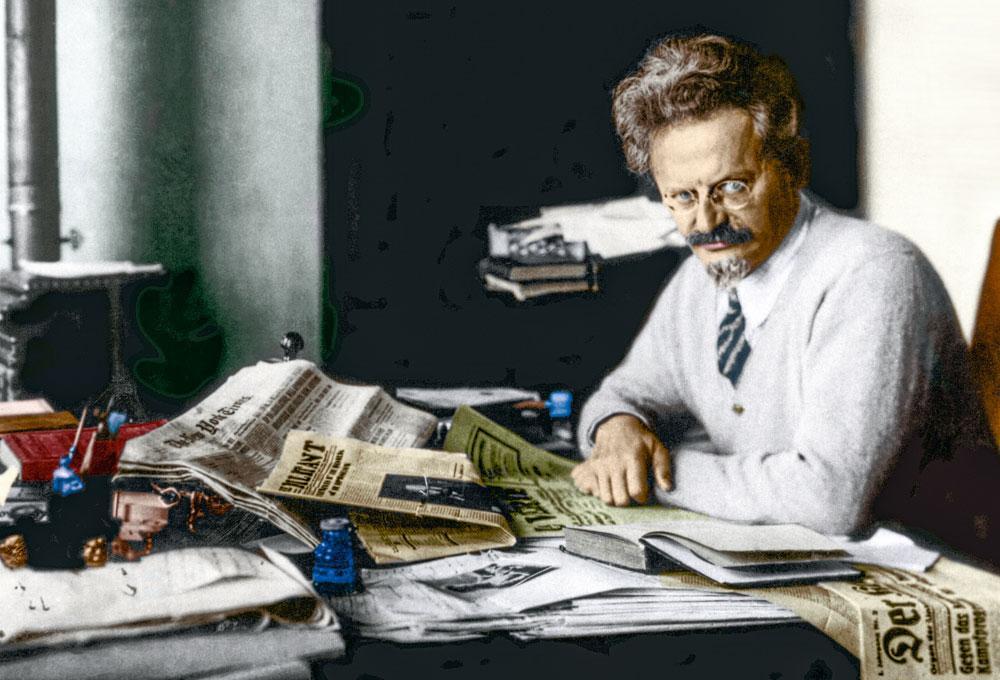 Trotski dut finalement se résoudre à l'exil. En 1936, il débarqua au Mexique où il essuya un premier attentat dans sa villa qu'il transforma par la suite en véritable place forte. Néanmoins, il ne put éviter la seconde tentative, qui lui fut fatale.