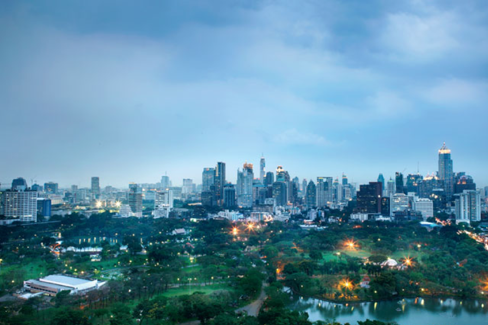 Panorama over het Lumphinipark en de skyline van Bangkok van op het dakterras van hotel Sofitel So Bangkok.
