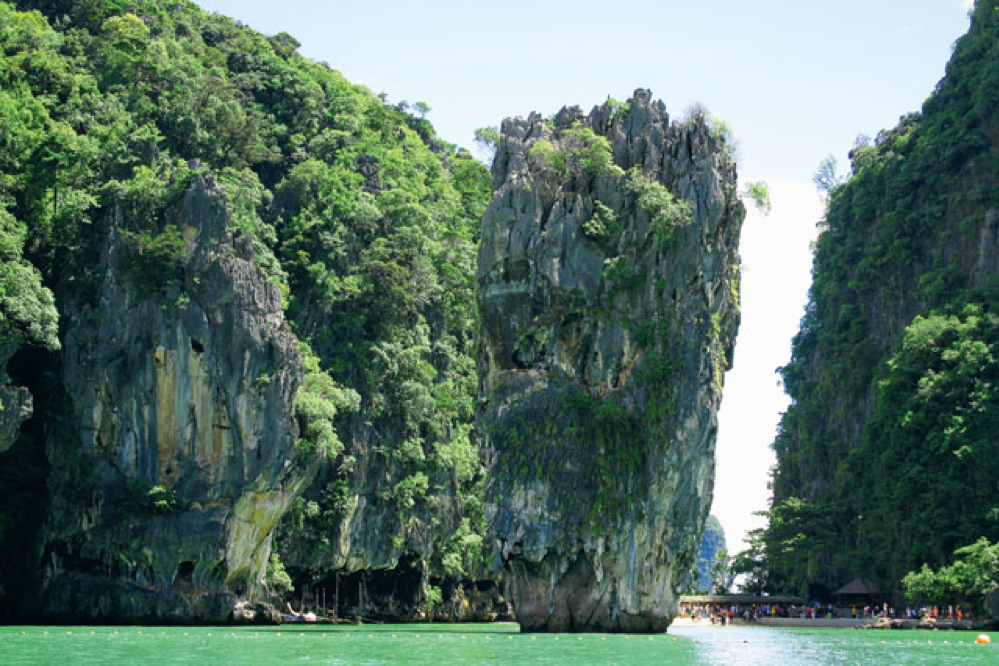 Grillige kalksteenrotsen bij Phang Nga Bay, alias James Bond-eiland.