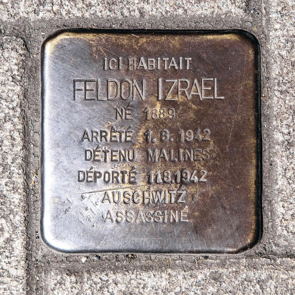 Plaque commémorative rappelant l'arrestation et la déportation de Feldon Izraël pour Auschwitz.