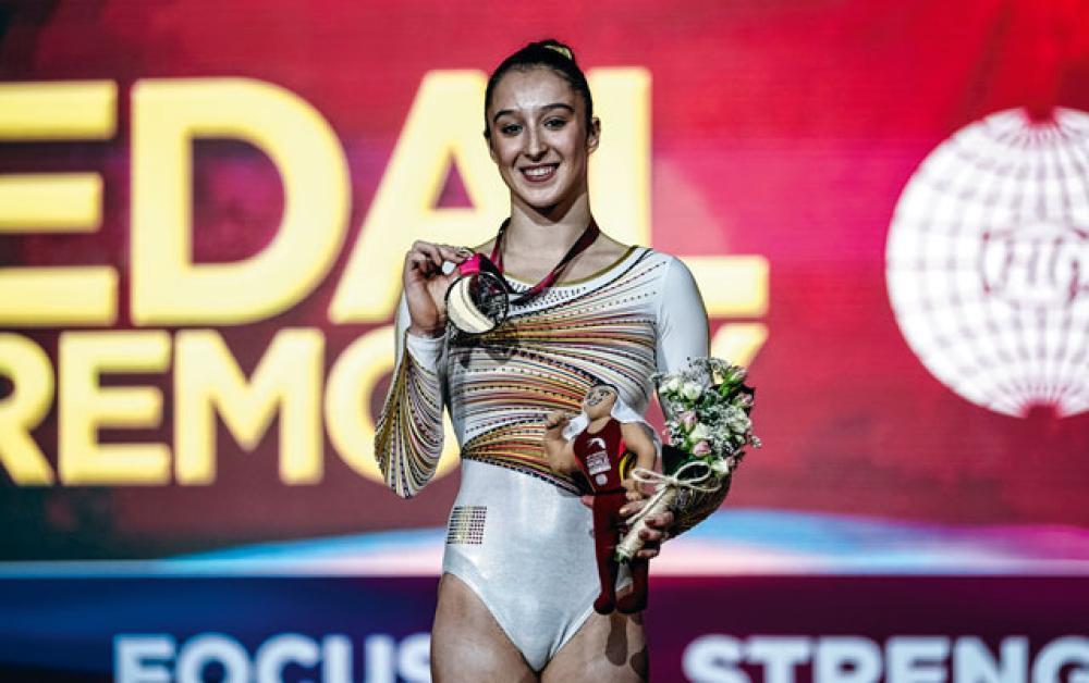 Le 2 novembre 2018, la gymnaste remporte une médaille d'or aux Championnats du monde à Doha.