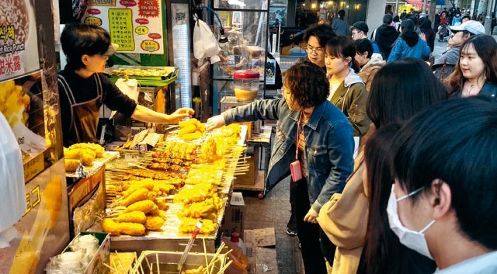 La cuisine de rue fait partie du paysage urbain à Séoul, où l'on trouve à manger à toute heure.