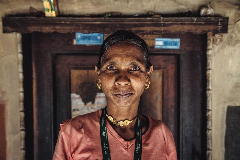 Comme beaucoup d'agriculteurs, cette femme ne croit pas au système bancaire et transforme ses revenus du café  en bijoux en or.