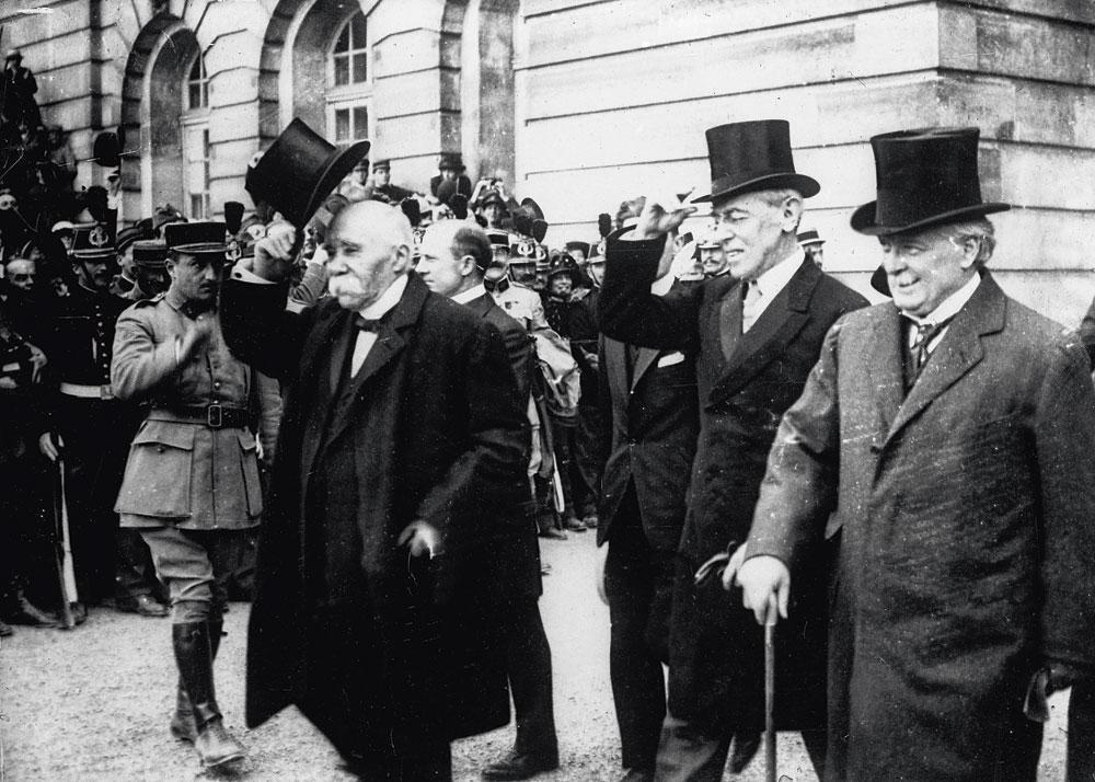 Le Français Georges Clémenceau, l'Américain Woodrow Wilson, l'Anglais Lloyd George : pas de cadeau à ces 