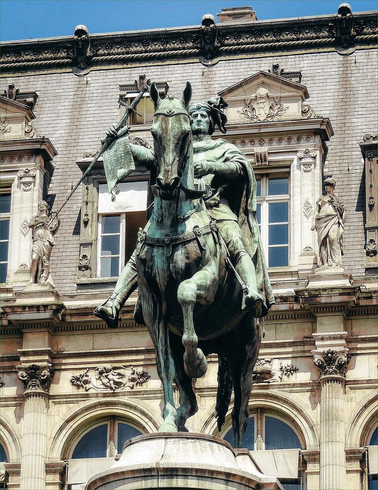 Statue équestre en bronze représentant Etienne Marcel devant la mairie de Paris. En tant que doyen de la guilde des marchands, Etienne Marcel concentrait entre ses mains beaucoup de pouvoir. A tel point qu'il osa défier le roi de France, Jean le Bon.