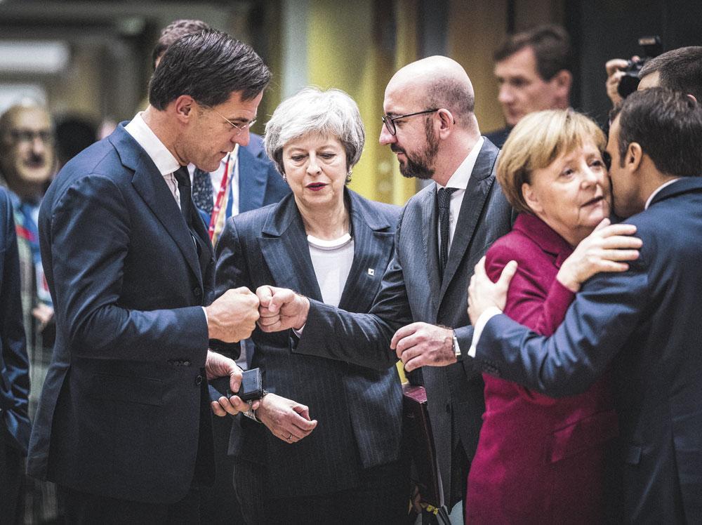 Le Premier ministre (ici, avec Mark Rutte et Theresa May), lorgne avidement un 