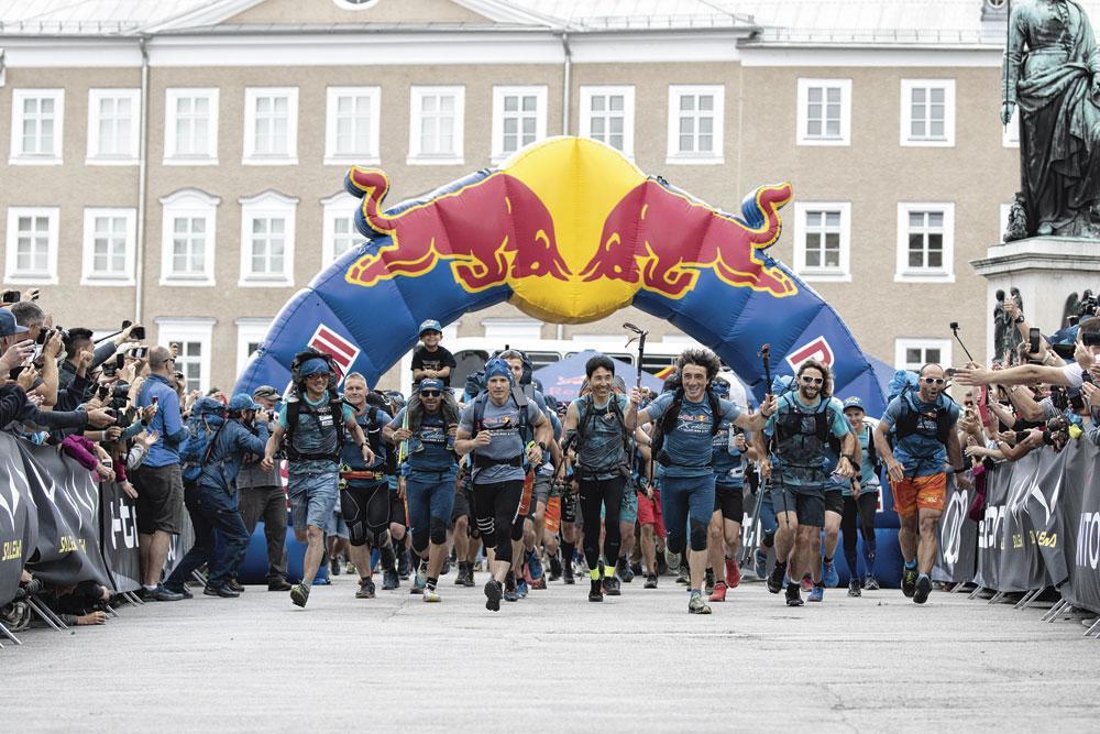 Le départ officiel depuis la Mozartplatz de Salzbourg. En fonction des conditions météo, les athlètes peuvent parcourir 20 à 60 % de la distance totale à pied ou en courant.