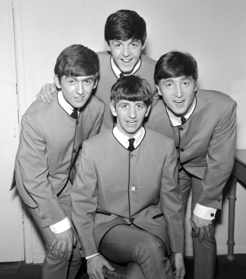 1963: de Beatles dragen de kraagloze jasjes van Pierre Cardin