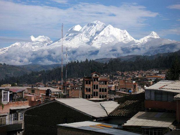 Le village de Huaraz, au pied des glaciers, est directement menacé par le réchauffement climatique.