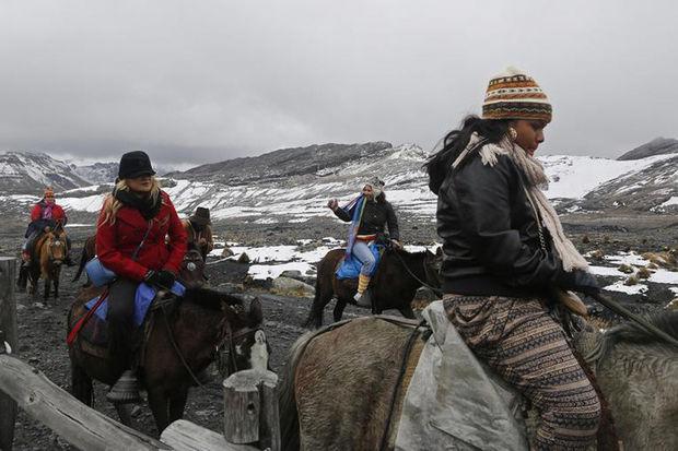 A Huaraz, des touristes viennent découvrir l'étendue des dégâts à dos de cheval.