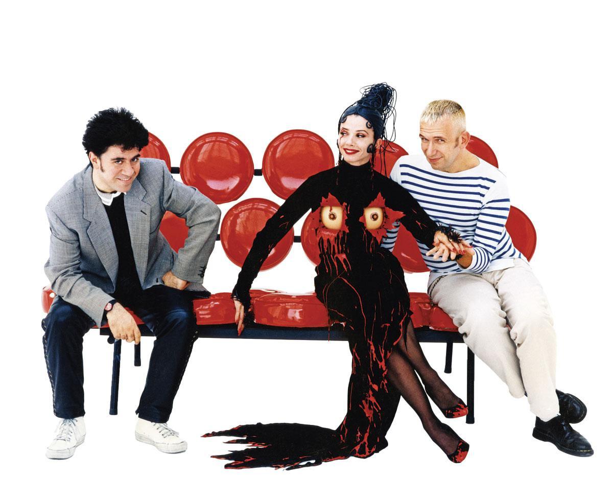 Par trois fois, Jean Paul Gaultier a collaboré avec Pedro Almodóvar, créant notamment la spectaculaire garde-robe de Victoria Abril dans Kika.