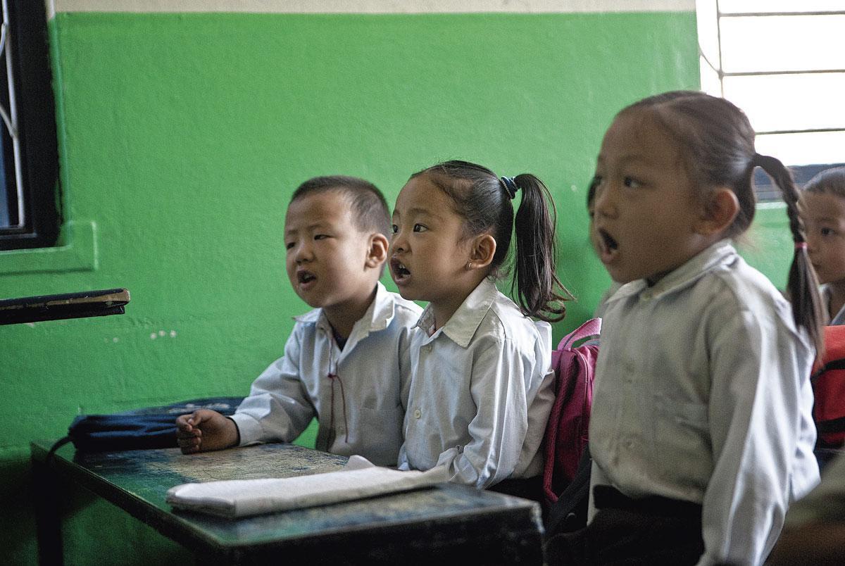 Matthieu Ricard conserve l'espoir de pouvoir retourner un jour au Tibet et ainsi pouvoir gérer, sur place, les écoles qu'il y a créées avec son association Karuna-Shechen.