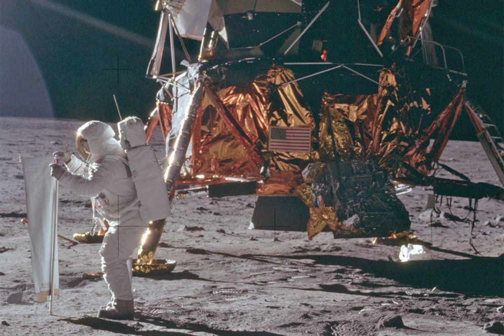 Apollo 11 est la première mission à poser un équipage sur la Lune.