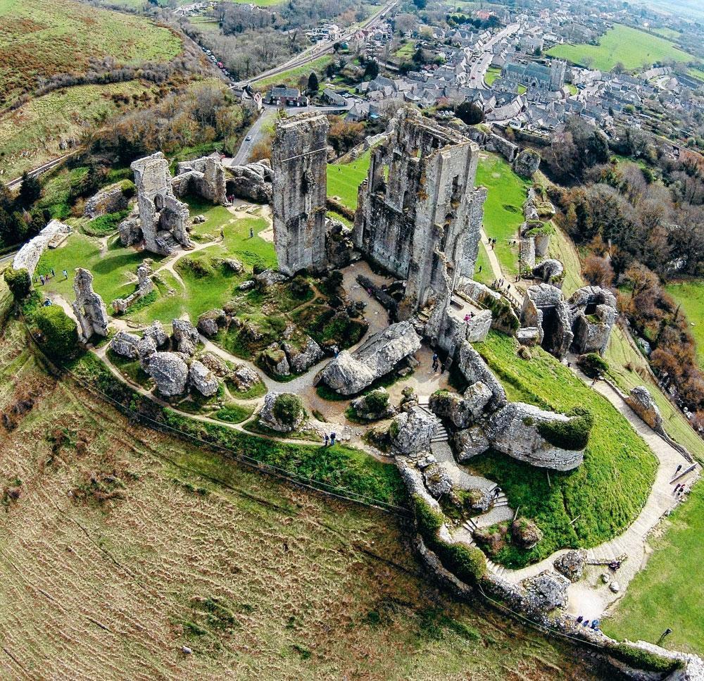 Les restes du château de Corfe, sous le règne de Ælfthryth, la veuve du roi Edgar. Celle-ci ne pouvait pas accepter que son beau-fils Edouard hérite du trône en lieu et place de son fils Ethelred.